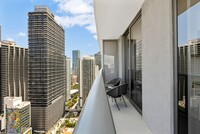 55 SW 9th St, Unit 3501 in Miami, FL - Foto de edificio - Building Photo