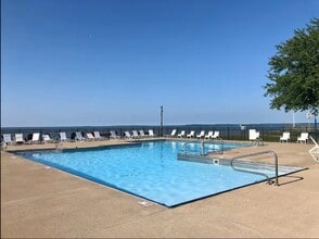 206 W Lakeshore Dr, Unit 206 Lakeshore Unit C in Port Clinton, OH - Foto de edificio - Building Photo