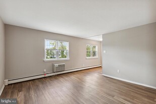 350 N York Rd in Hatboro, PA - Building Photo