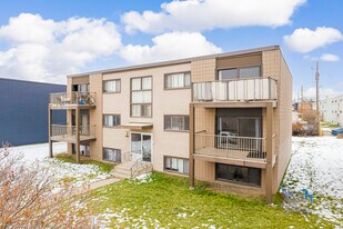 2711 38th St in Calgary, AB - Building Photo