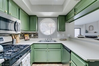 930 N Sloan Ln in Las Vegas, NV - Building Photo - Building Photo