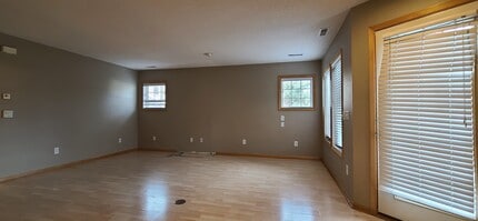 1620 Hunter Hill Rd in Hudson, WI - Foto de edificio - Building Photo