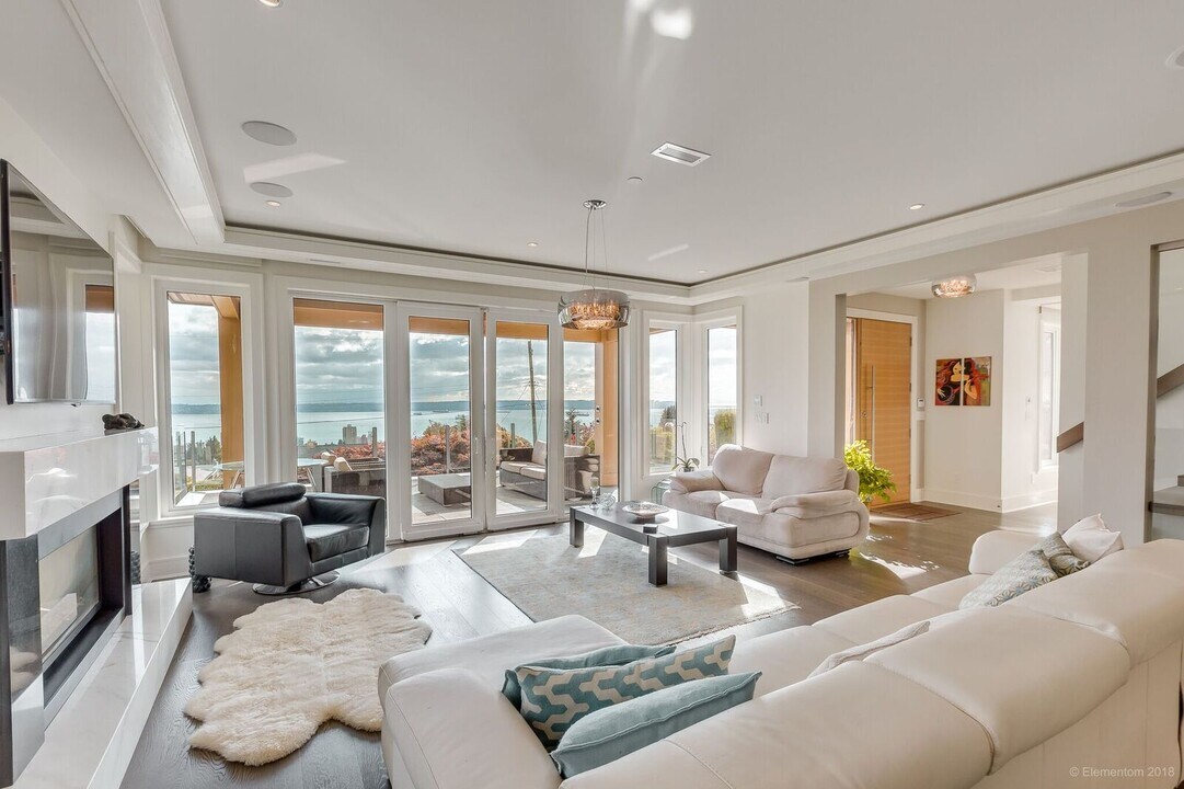 2165 Palmerston Ave in West Vancouver, BC - Building Photo
