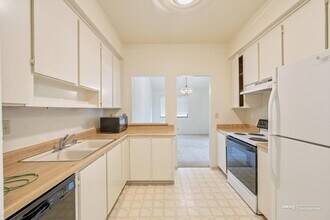 4685 Albany Cir in San Jose, CA - Foto de edificio - Building Photo