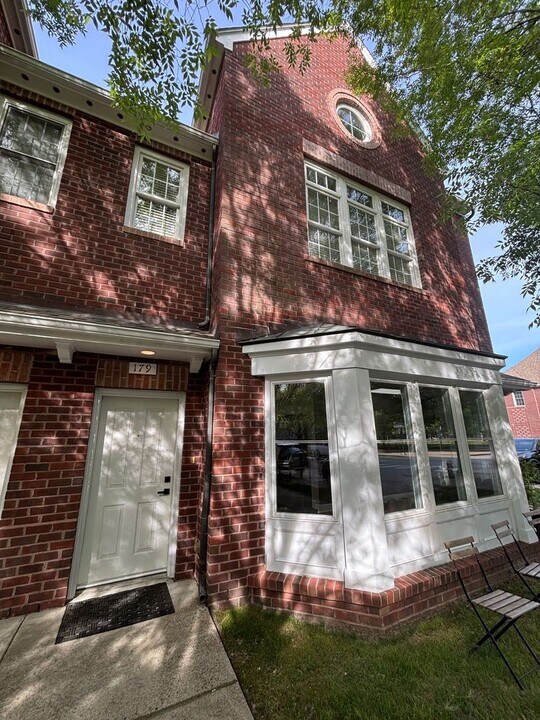 179 Herman Melville Ave in Newport News, VA - Building Photo