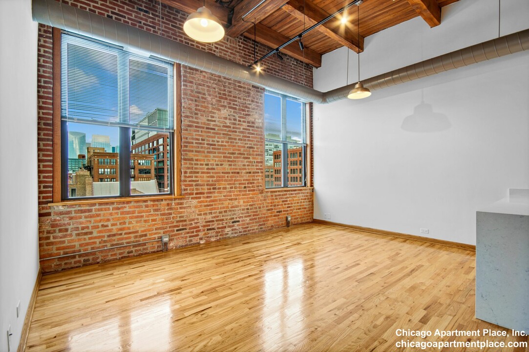 May Market Lofts in Chicago, IL - Building Photo