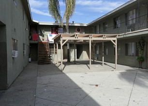 Legacy Management Apartments in Chino, CA - Foto de edificio - Building Photo