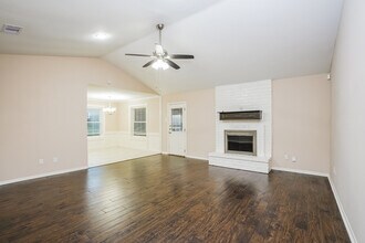 152 Bastrop St in Angleton, TX - Building Photo - Building Photo