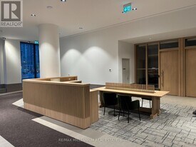 395 Square One Dr in Mississauga, ON - Building Photo