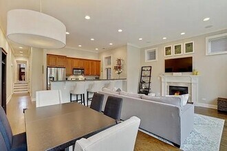 1249 W Melrose St in Chicago, IL - Building Photo - Building Photo