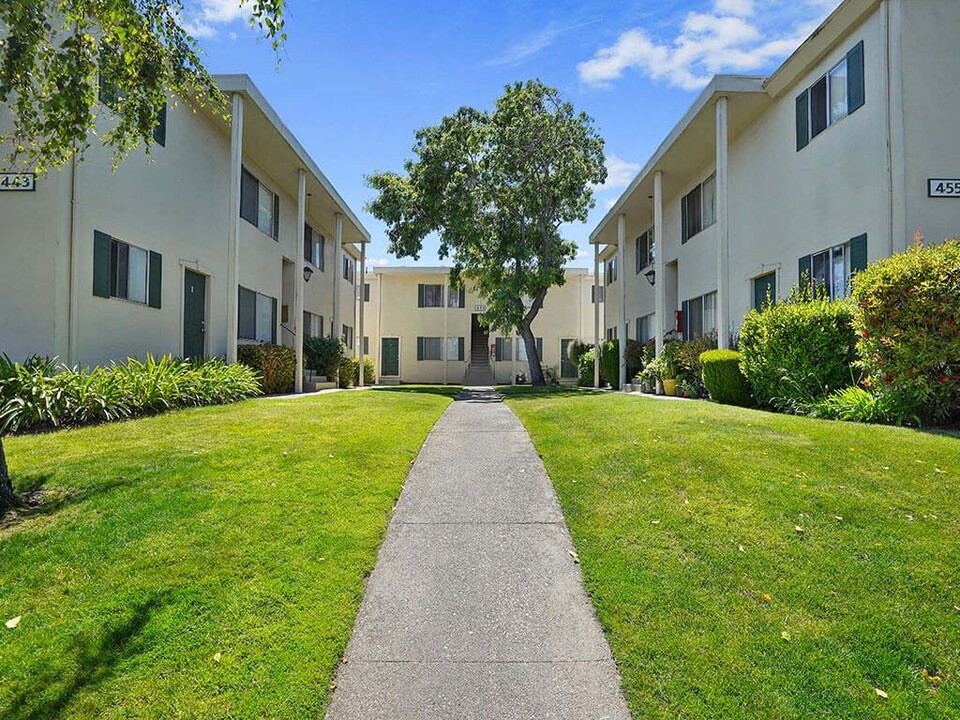 Colonial Garden Apartments in San Mateo, CA - Building Photo