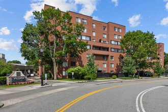 Village At Brookline in Brookline, MA - Foto de edificio - Building Photo