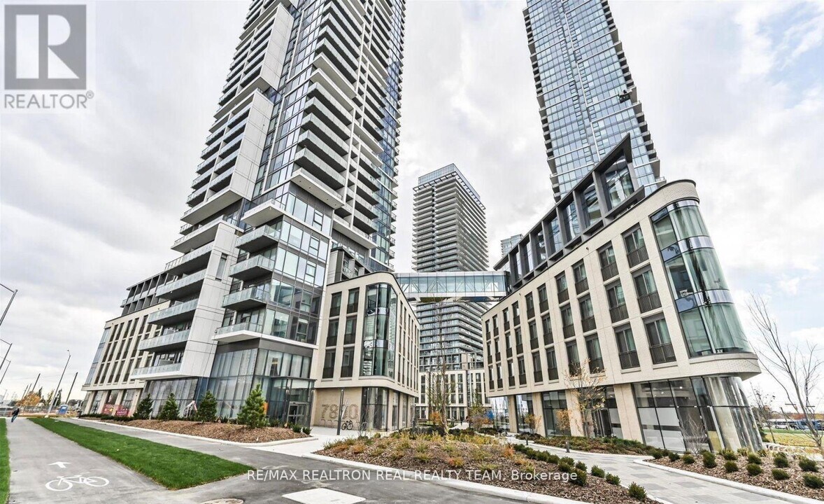 7890 Jane St in Vaughan, ON - Building Photo