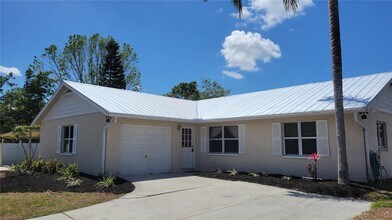 4040 Longhorn Dr in Sarasota, FL - Building Photo - Building Photo