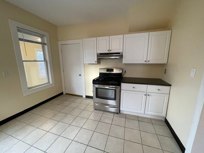8 Bennett St, Unit 2 in Medford, MA - Foto de edificio - Building Photo