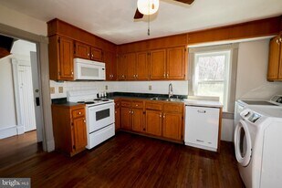 24060 New Mountain Rd in Aldie, VA - Building Photo