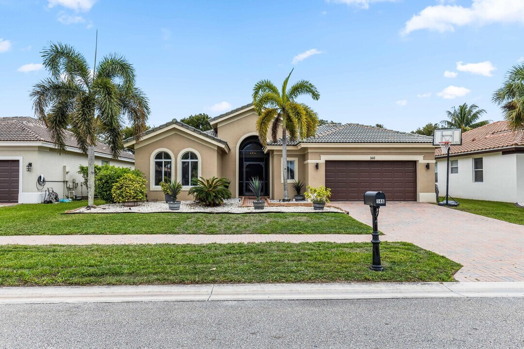 146 Bella Vista Way in Royal Palm Beach, FL - Building Photo