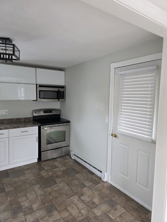 17 Robert St in Fitchburg, MA - Building Photo