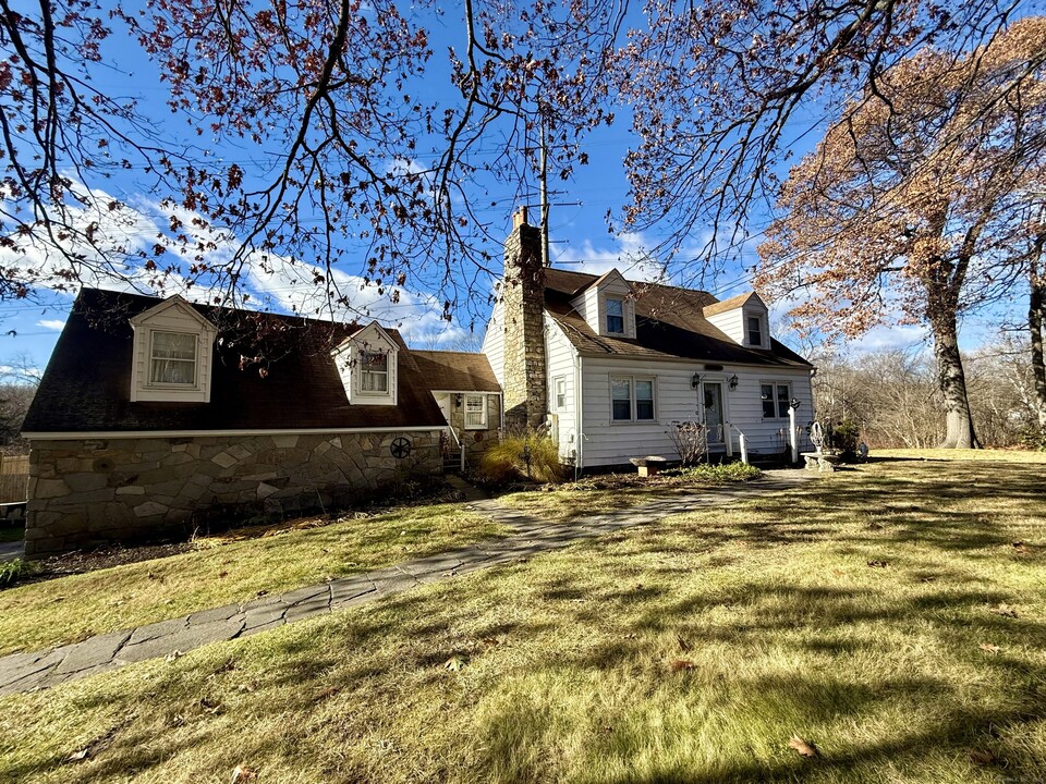 176 Pocono Rd in Brookfield, CT - Building Photo