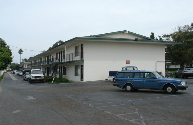 Studio Plaza Apartments in Goleta, CA - Foto de edificio - Building Photo