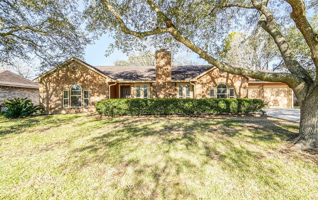 1309 Oak Hollow Dr in Friendswood, TX - Building Photo