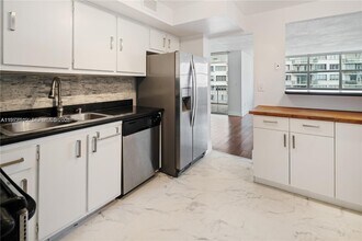 1420 Brickell Bay Dr in Miami, FL - Building Photo - Building Photo