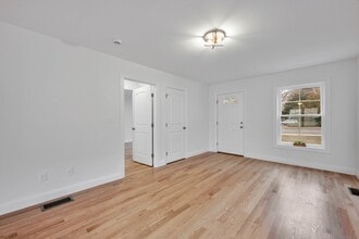 39 Robbins Ave in Newington, CT - Building Photo - Building Photo