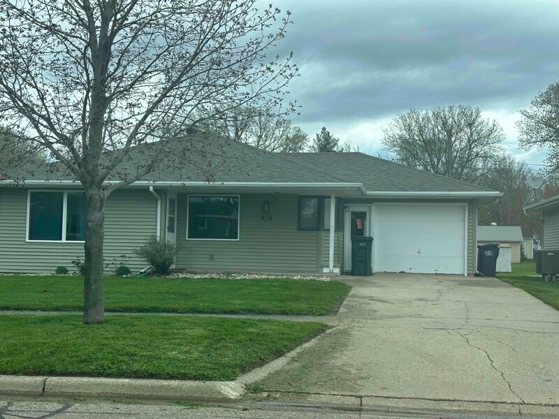 303 Locust St in Hospers, IA - Building Photo