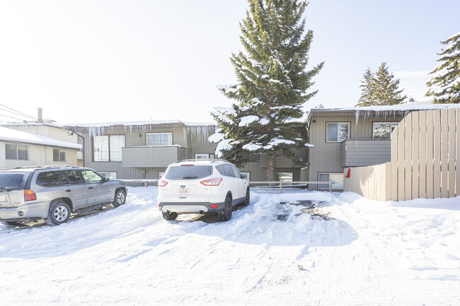 27 Huntington Park Pl NW in Calgary, AB - Building Photo - Building Photo