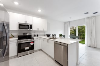 5025 SW 37th St in Pembroke Park, FL - Building Photo - Building Photo