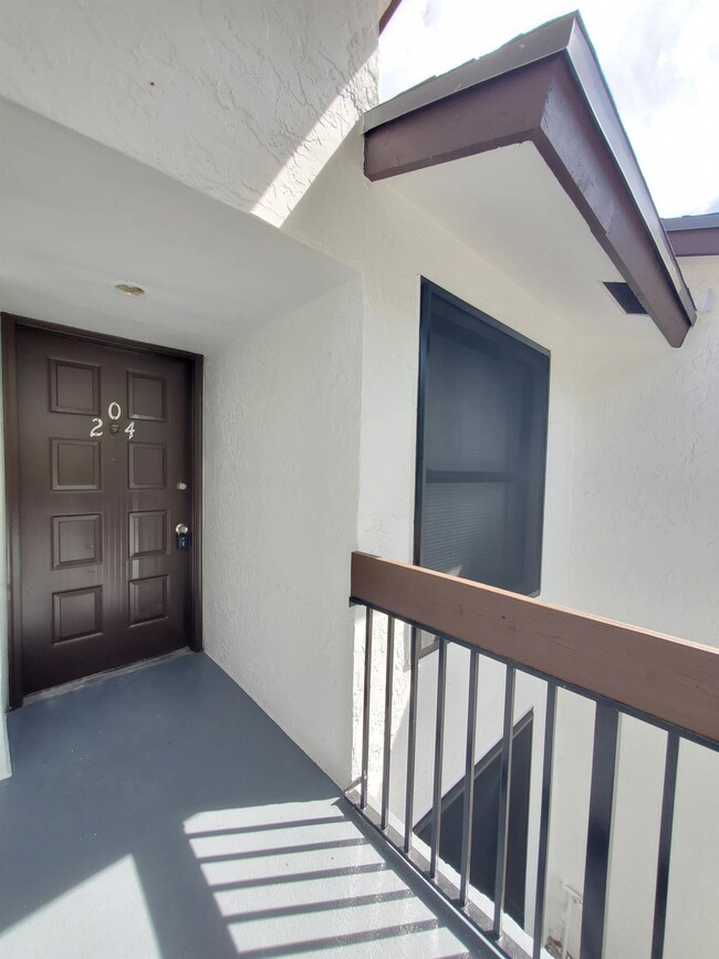 207 Lake Pointe Dr in Oakland Park, FL - Building Photo - Building Photo