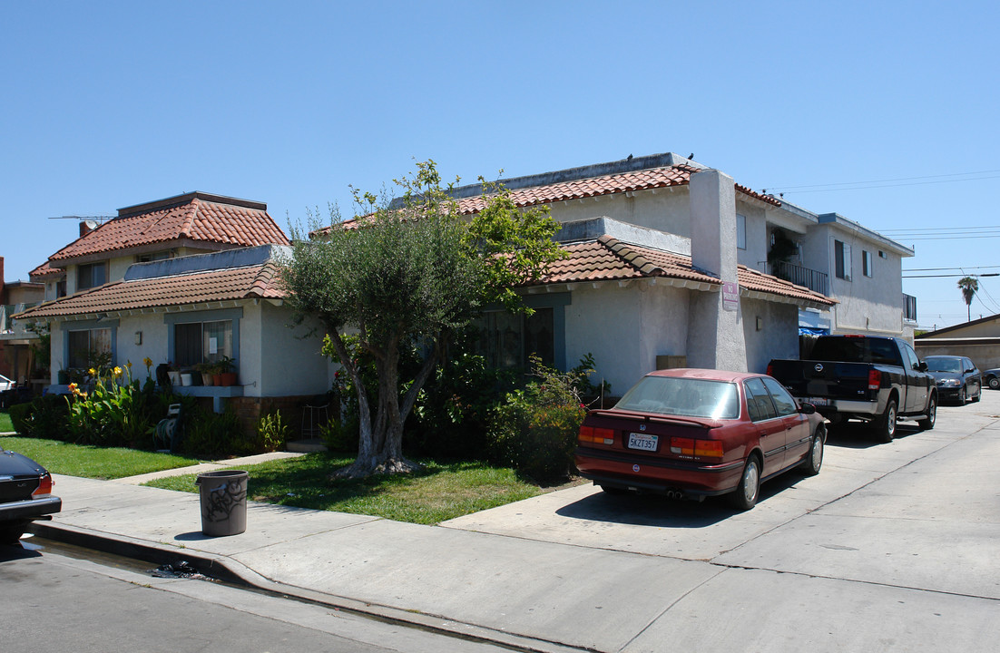 17392 Dairyview Cir in Huntington Beach, CA - Building Photo