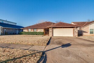 2013 Tanglewood Dr in Edmond, OK - Building Photo
