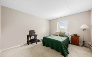 5125 Blodgett Ave, Unit 213 in Downers Grove, IL - Building Photo - Building Photo