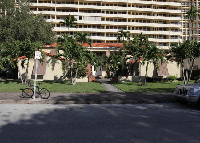 717 Valencia Ave in Coral Gables, FL - Foto de edificio - Building Photo