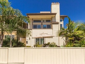 728 Jamaica Ct in San Diego, CA - Foto de edificio - Building Photo