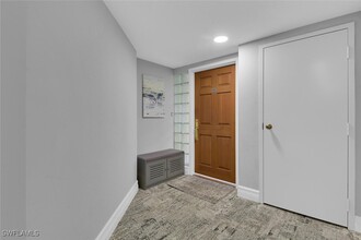 20 Seagate Dr in Naples, FL - Foto de edificio - Building Photo