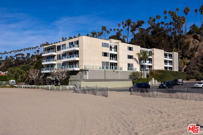723 Palisades Beach Rd in Santa Monica, CA - Building Photo - Building Photo