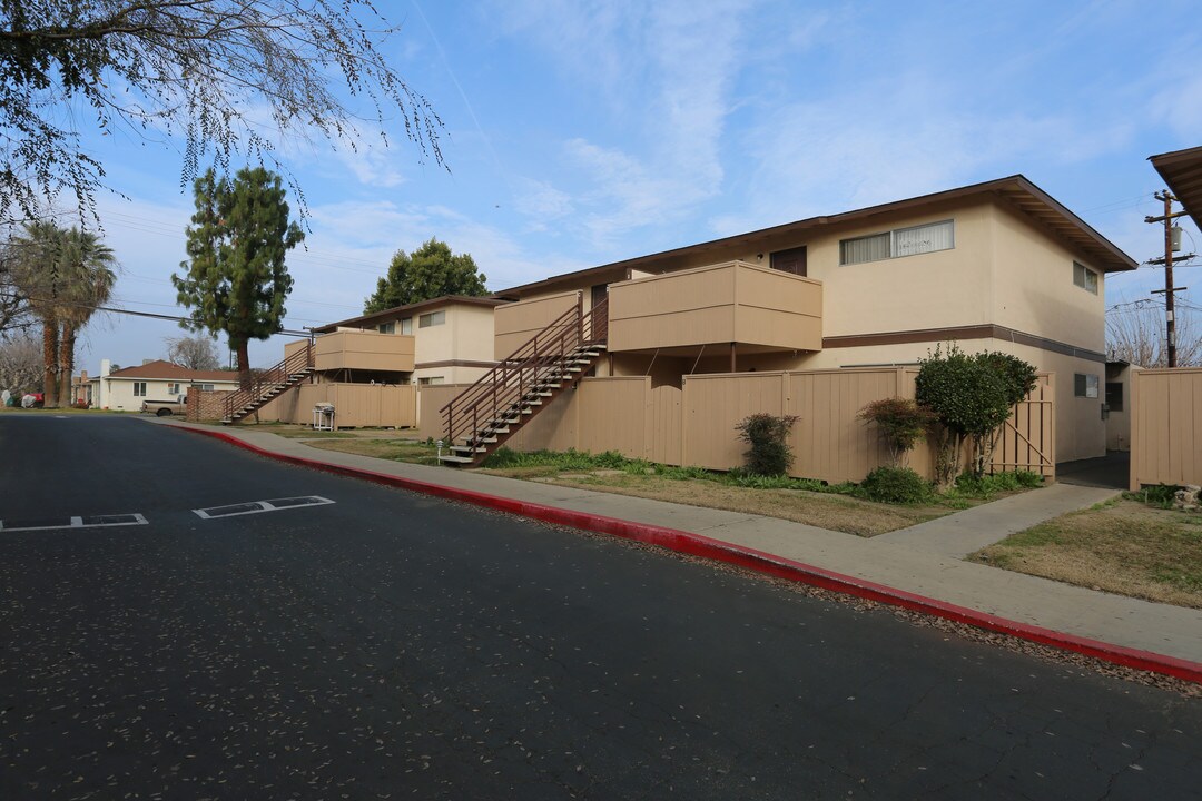 CHATEAU VILLA APARTMENTS in Bakersfield, CA - Building Photo