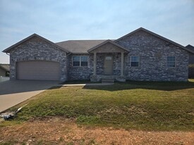 16386 Heartland Ln in St. Robert, MO - Building Photo