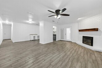 5409 Queen Ct, Unit 2-207 in Lake Dallas, TX - Building Photo - Building Photo