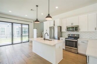 1701 Pine St in Georgetown, TX - Building Photo - Building Photo