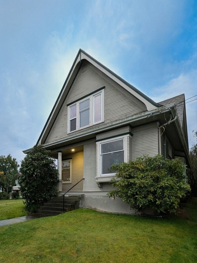 518 E Magnolia St in Bellingham, WA - Building Photo - Building Photo