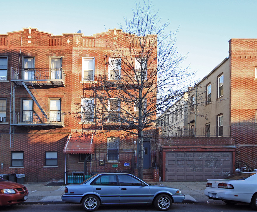 489 Montgomery St in Brooklyn, NY - Building Photo