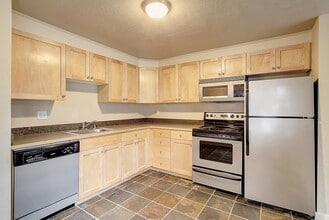 Corbella at Juanita Bay in Kirkland, WA - Foto de edificio - Building Photo