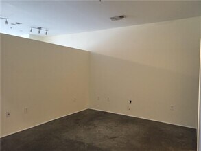 560 Dutch Valley Rd NE in Atlanta, GA - Building Photo - Building Photo