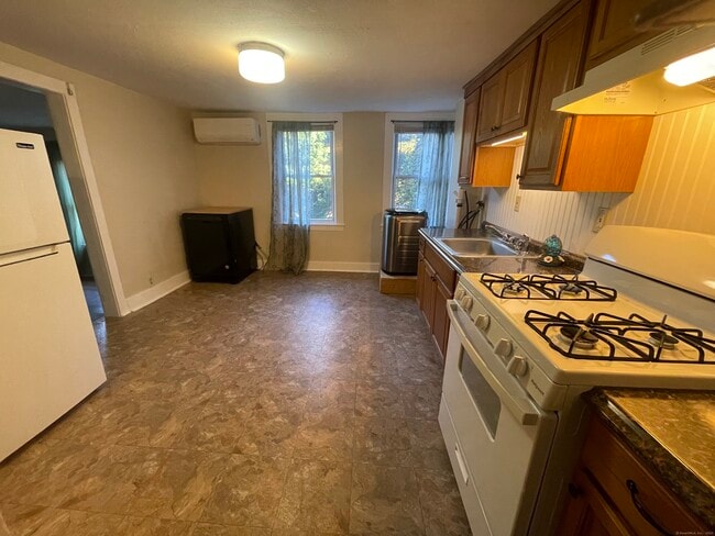 42 Fisher Hill Rd in Glastonbury, CT - Building Photo - Building Photo