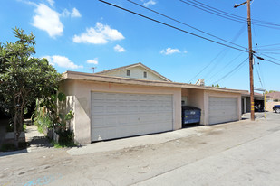 1033 N Lincoln St in Orange, CA - Building Photo - Building Photo