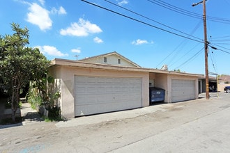 1033 N Lincoln St in Orange, CA - Foto de edificio - Building Photo