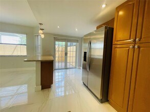 11325 SW 9th Ct in Pembroke Pines, FL - Foto de edificio - Building Photo